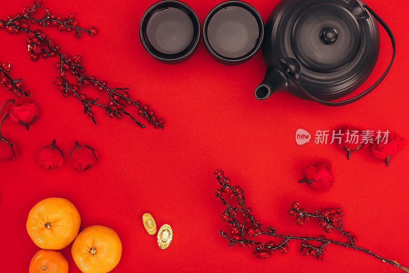 俯视图的中国新年组成与茶和树枝上的红色浆果