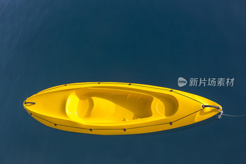 在土耳其博德拉姆格拉附近的爱琴海戈科娃湾的塑料独木舟
