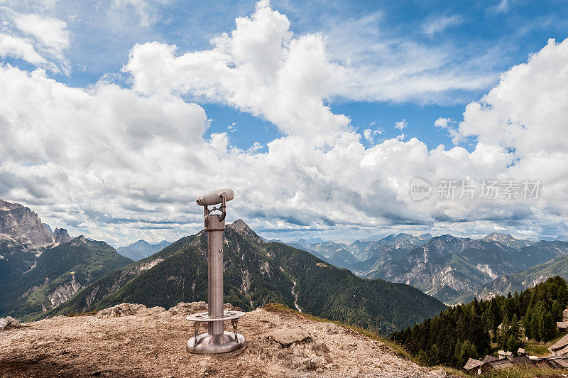 双筒望远镜在美丽的山景背景