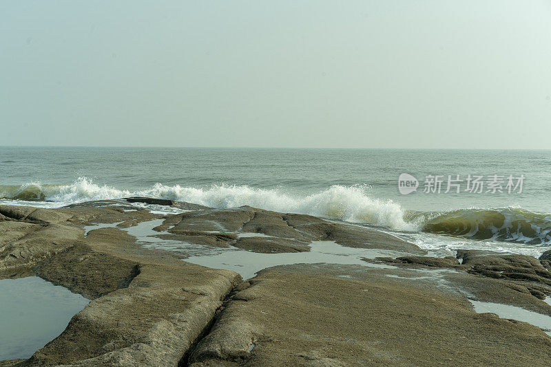 海浪拍打着礁石