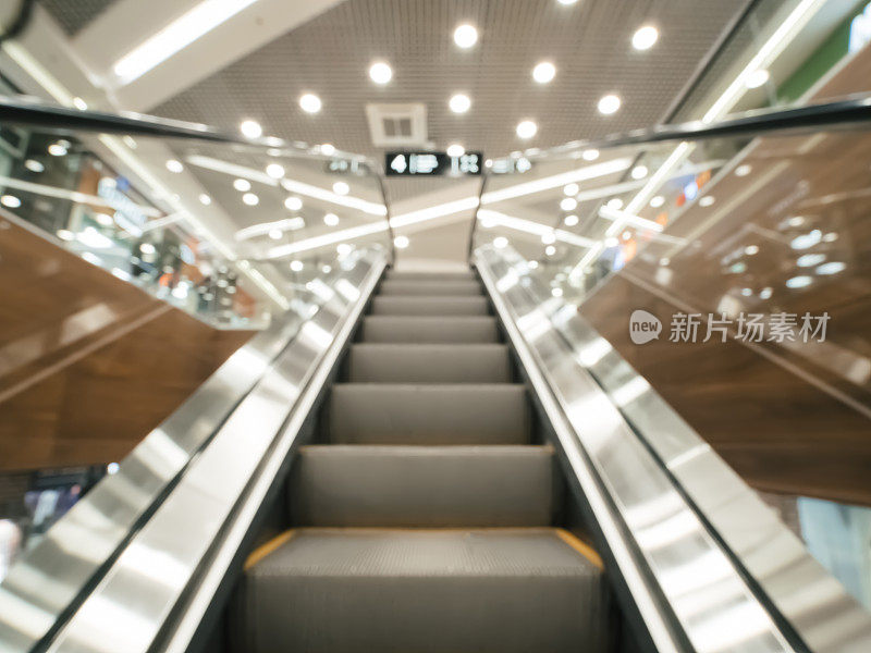 现代购物中心模糊的自动扶梯