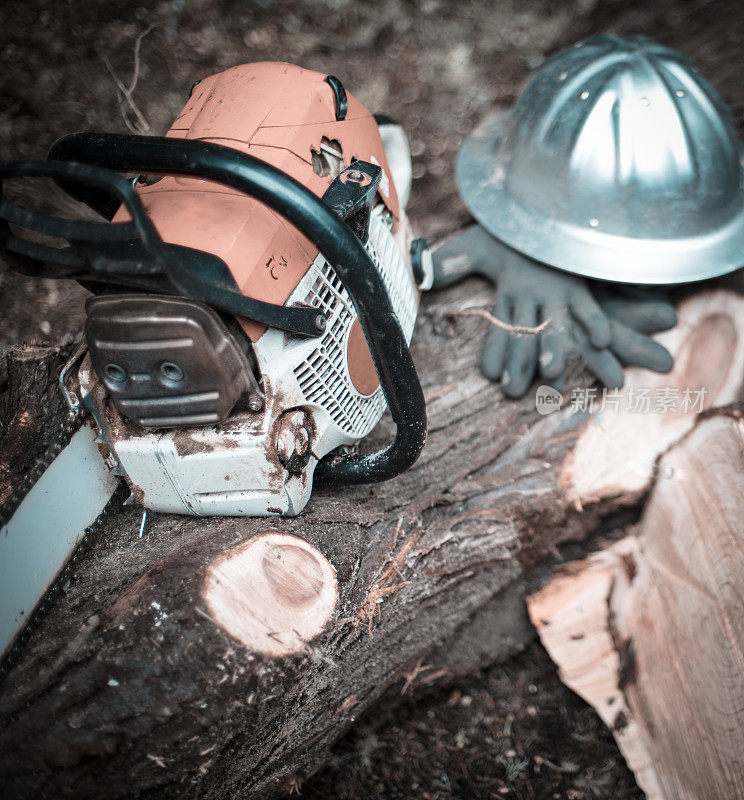 树桩上的电锯和头盔