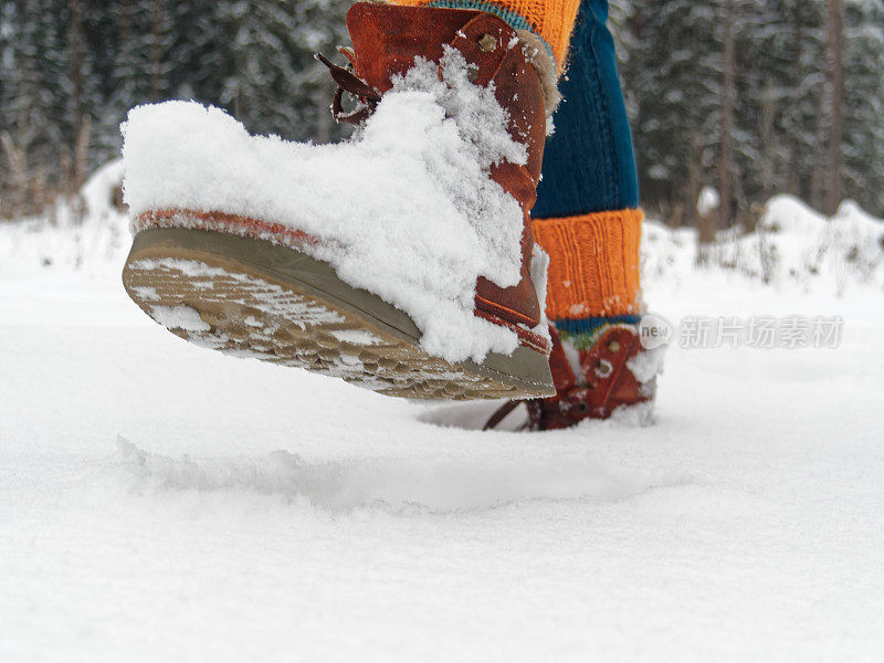 走在雪