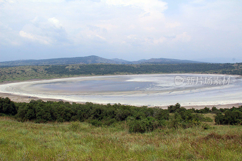 乌干达:伊丽莎白女王国家公园的火山口湖