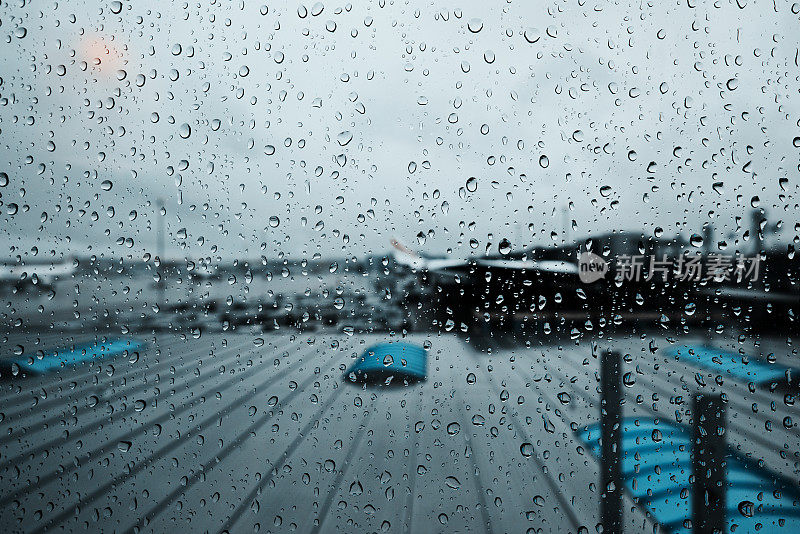 多雨的窗口背景