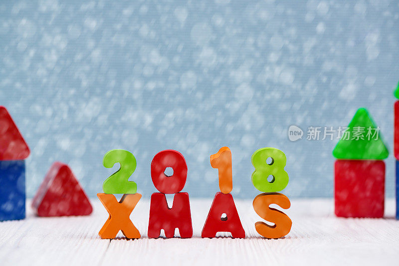 圣诞2018彩色木文白色木质课桌搭配圣诞装饰，圣诞快乐，新年快乐理念。