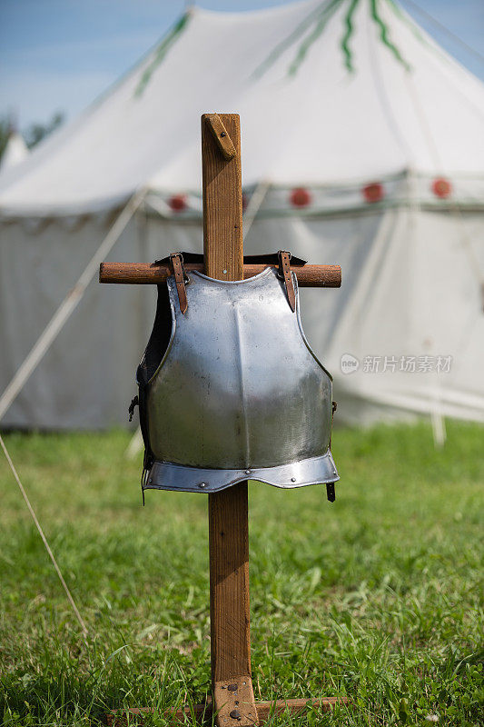 中世纪金属盔甲和古代帐篷的背景