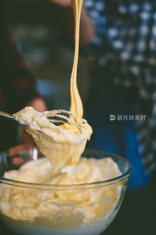 奶油芝士糖霜混合在一个玻璃碗的特写