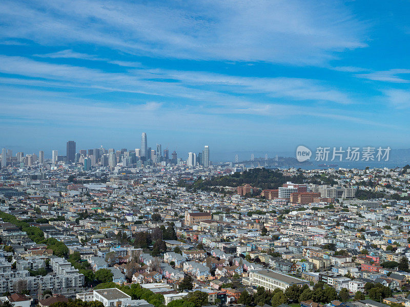 从远处看旧金山和海湾大桥