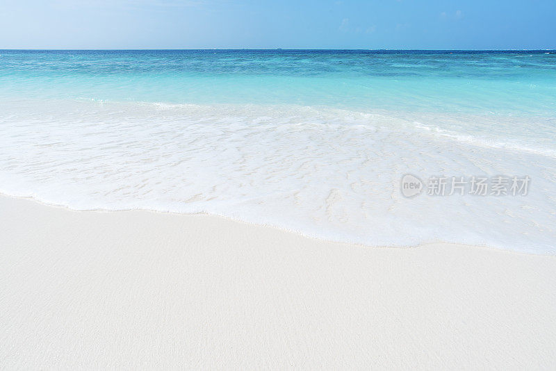 海浪和白色的沙滩背景