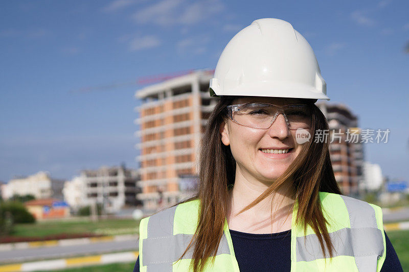 一个女工程师在建筑工地的特写