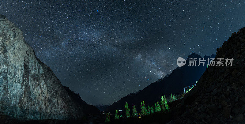 巴基斯坦古皮斯山谷喀喇昆仑山脉上的银河