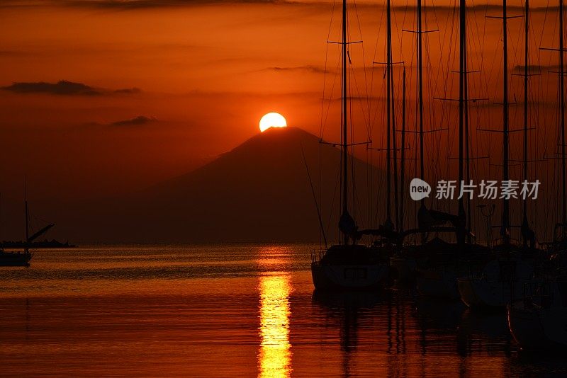 在三浦半岛Moroiso海湾拍摄的富士山上的日落