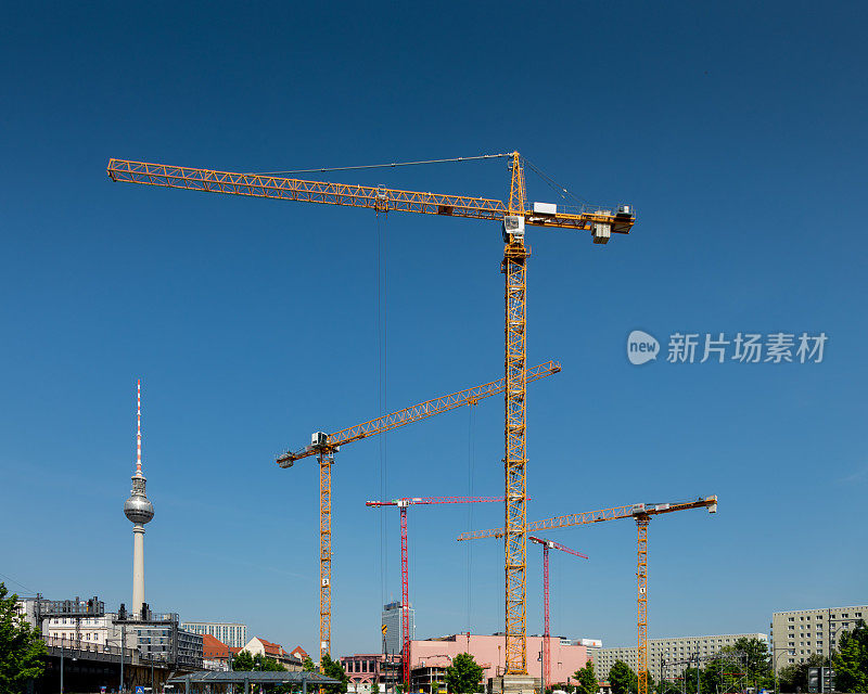 柏林建筑工地的起重机和电视塔在亚历山大广场