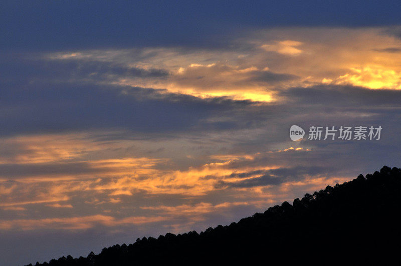 夕阳中的龙泉山