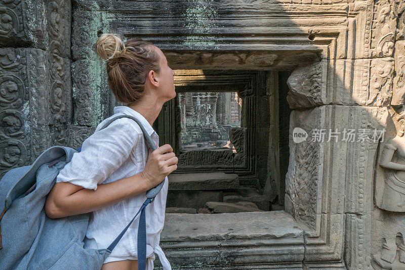 旅游女孩在古庙探索古老的废墟作为一个旅游冒险在亚洲国家