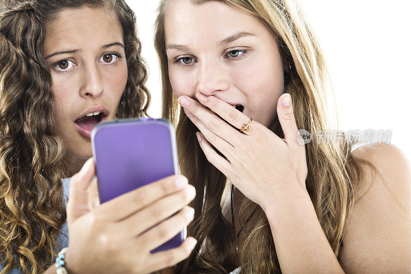 两个漂亮的闺蜜看着智能手机，震惊了