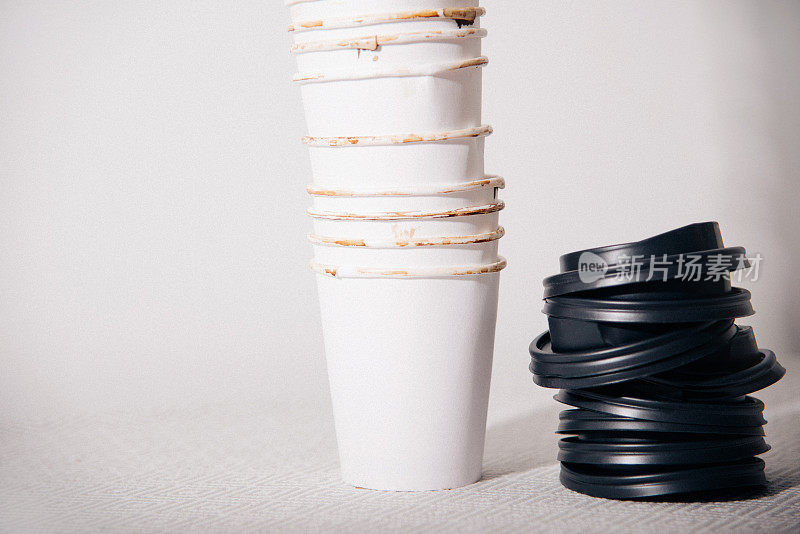 用过的空的一次性带走咖啡杯和塑料盖