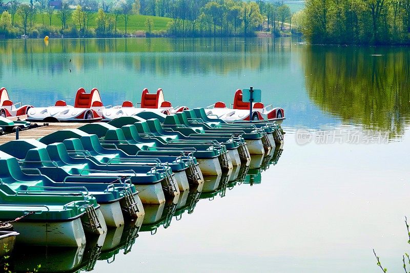 湖上的一排脚踏船