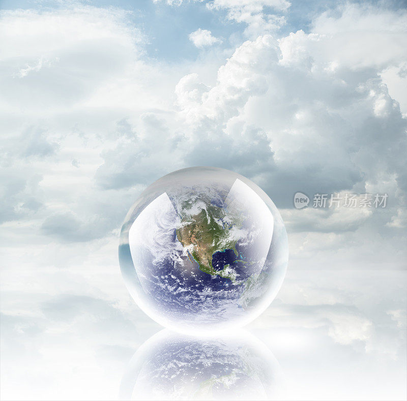 在云的背景上反射地球的水晶球