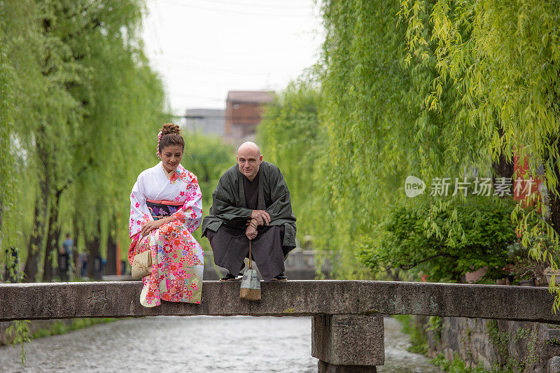 一对外国夫妇在日本旅游