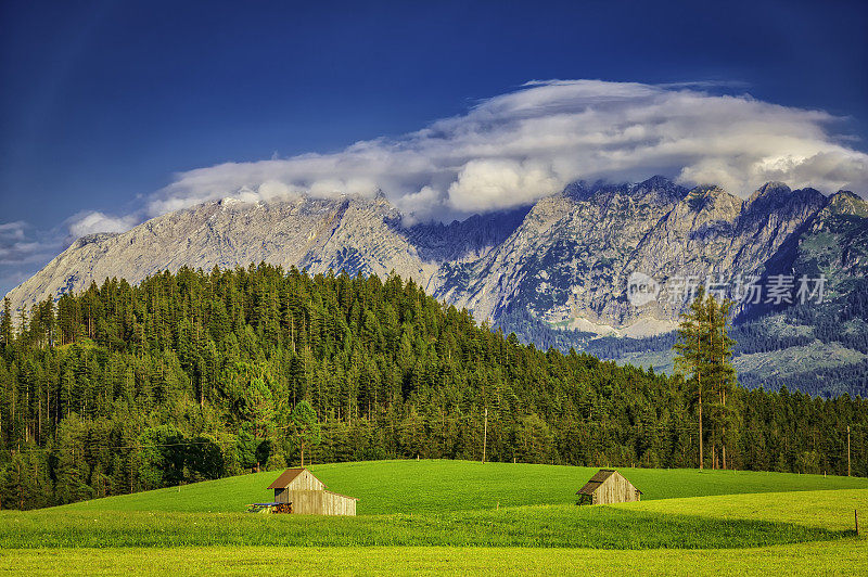 带绿色草甸的高山景观(HDRi)