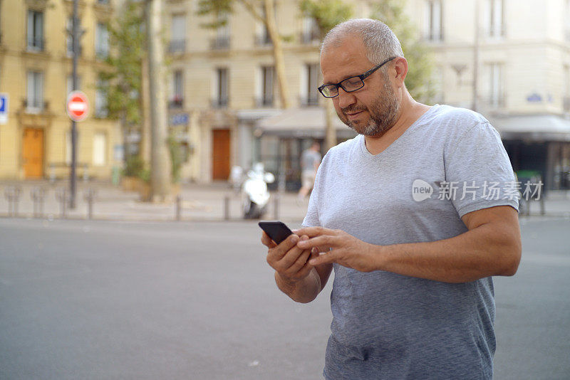 巴黎男人走路(智能手机)