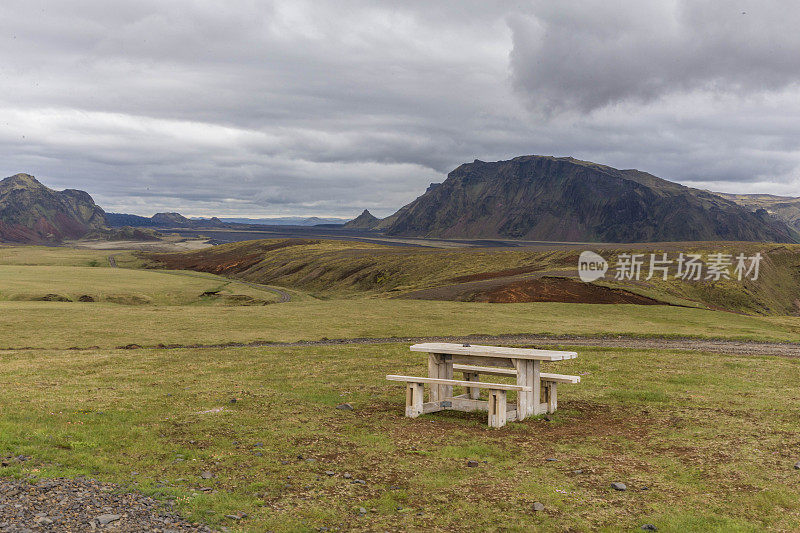 火山景观。苔藓覆盖的山谷与露营地点