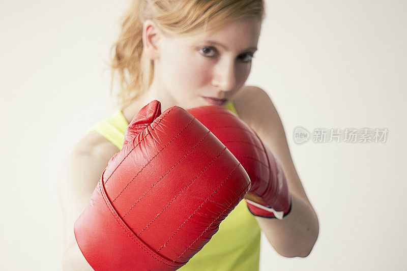 在镜头前打拳击的女人