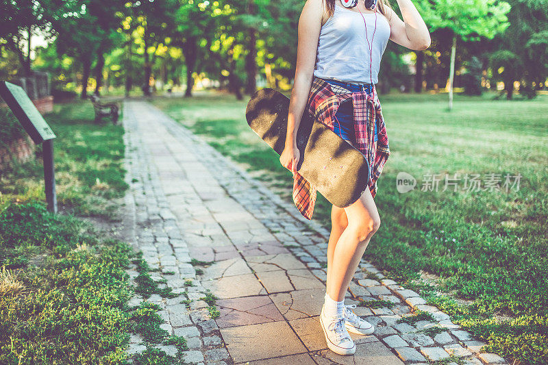 在公园里散步的时髦女孩