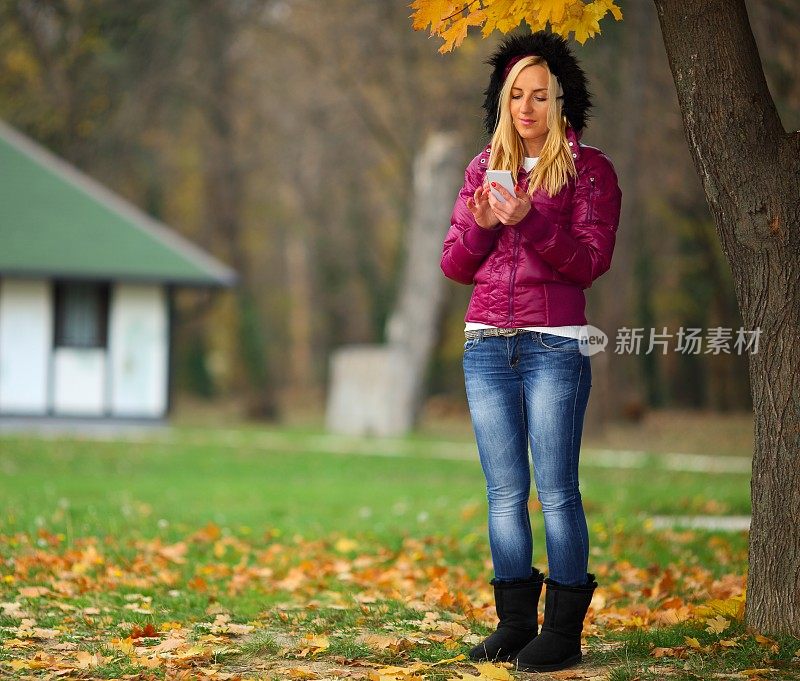 女人发短信在户外