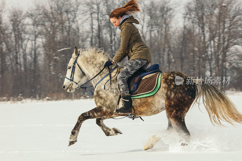 一个女人在雪地里骑马