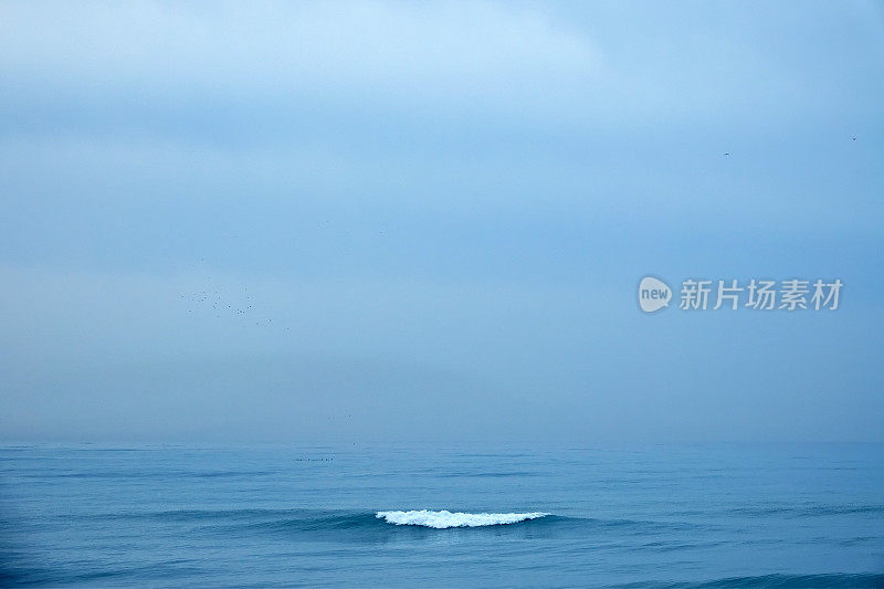 海浪在平静的早晨海面上的海景图像