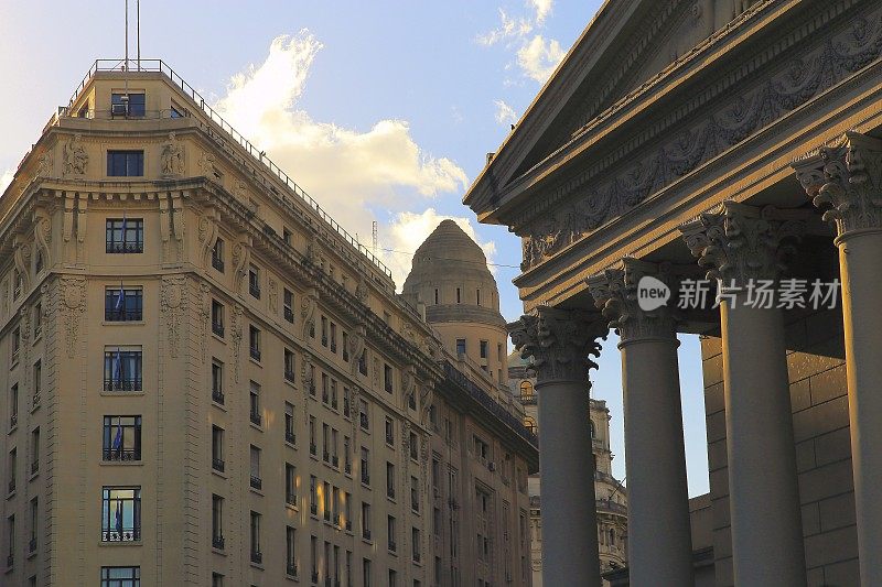 阿根廷布宜诺斯艾利斯大都会大教堂广场的古典建筑