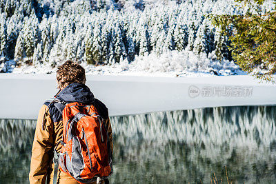 冬季阿尔卑斯山的高级登山家