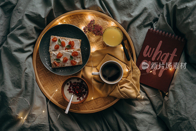 早餐在床上托盘，咖啡和食物