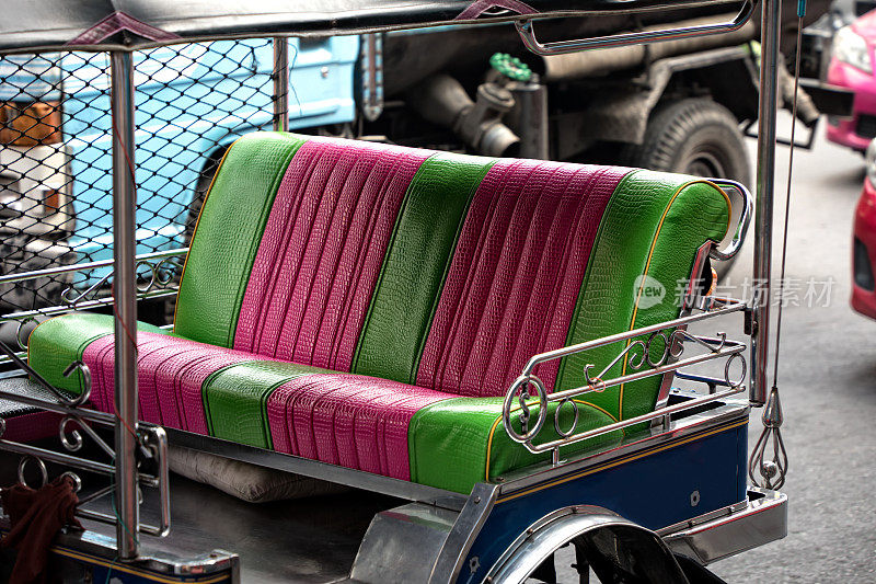近距离观看曼谷传统的嘟嘟车