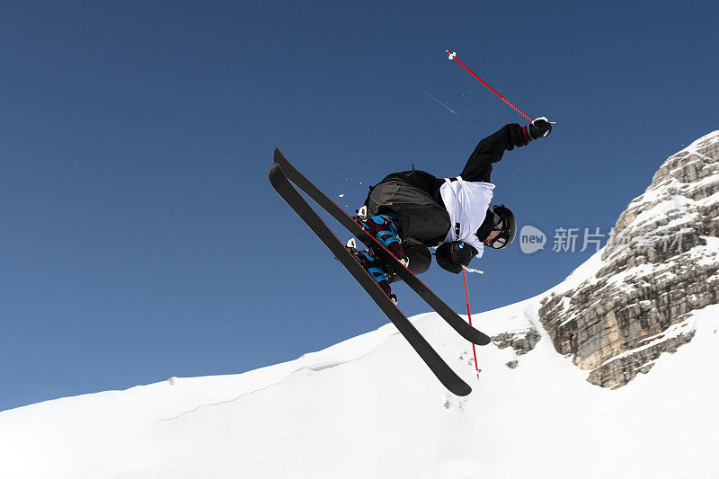 年轻的自由式滑雪者练习大空中