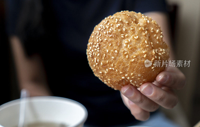 中式早餐:甜酥芝麻面包