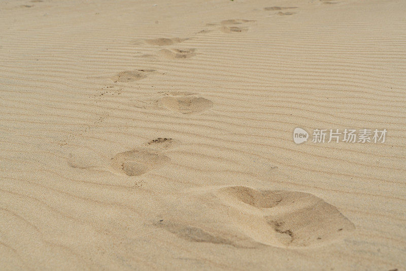 足迹在沙地上