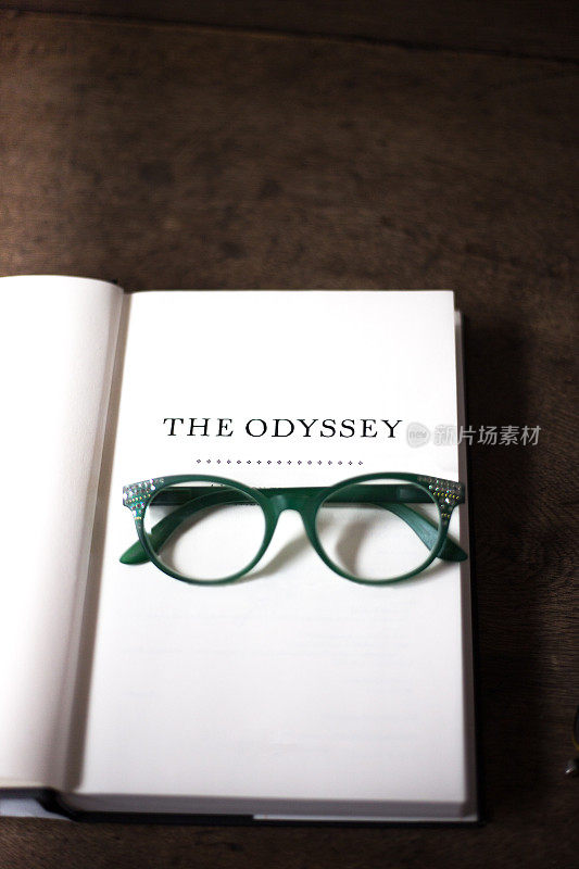 打开书，标题页:奥德赛(荷马)，眼镜