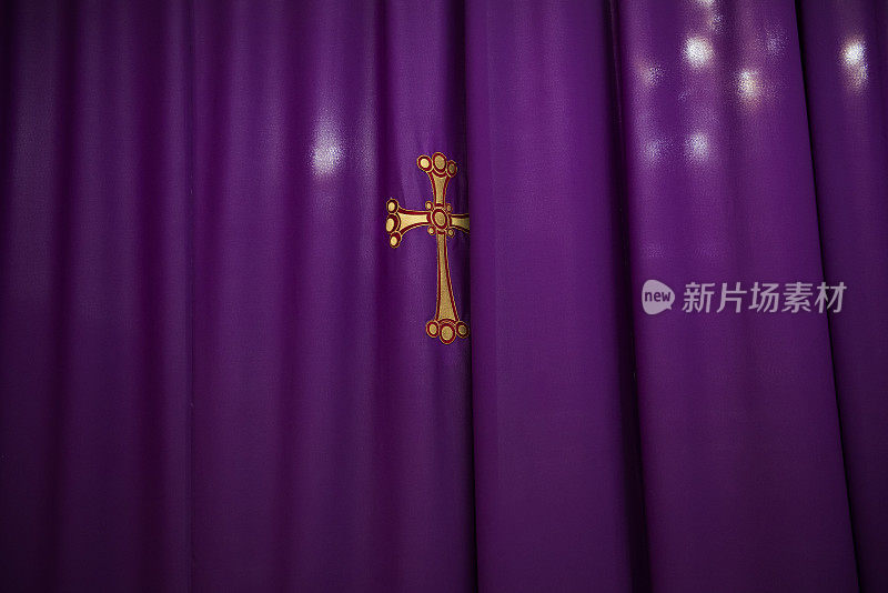 伊拉克基尔库克圣约翰浸礼会教堂窗帘上的十字架