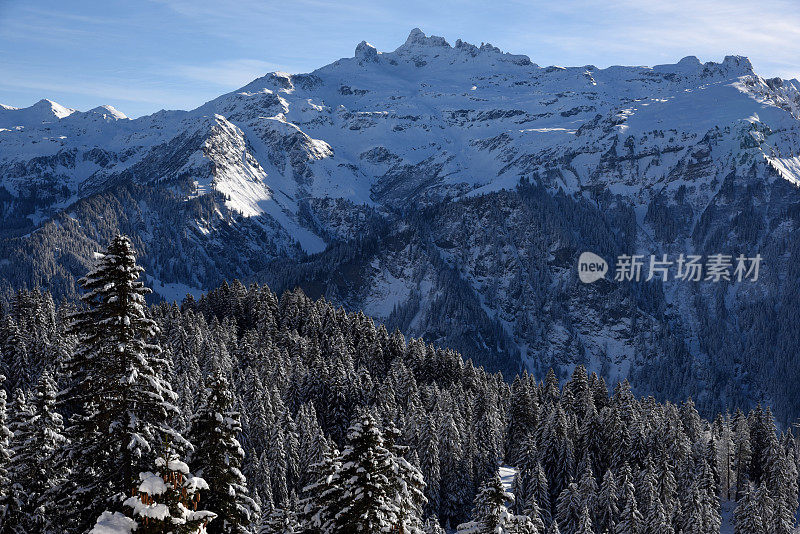 瑞士阿尔卑斯山的冬季景观