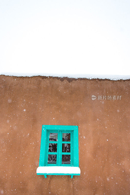 圣塔菲，内省:暴风雪中的老土房