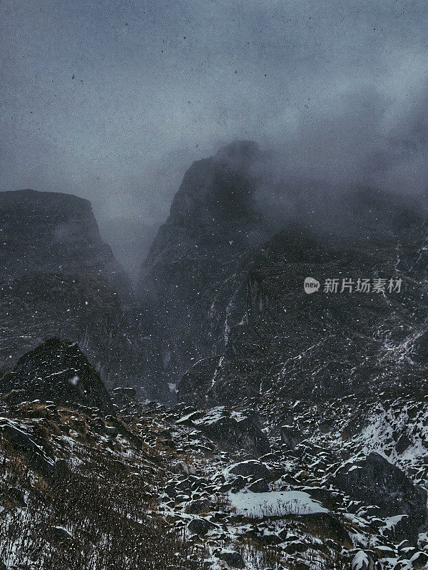 尼泊尔山区的灰色雾