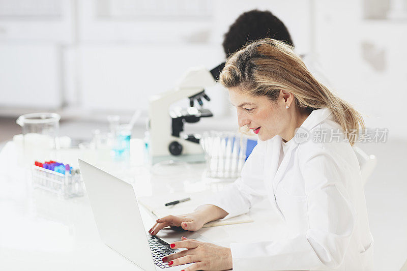 实验室工作人员在实验室用笔记本电脑工作
