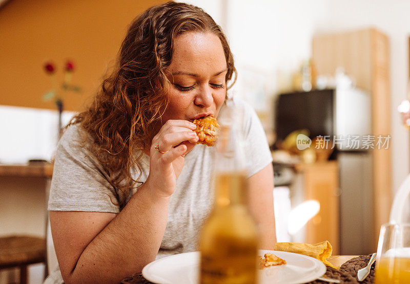 大号的女人在家吃披萨