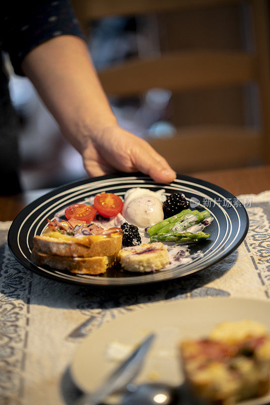 自制健康早餐:鸡蛋、吐司和蔬菜沙拉