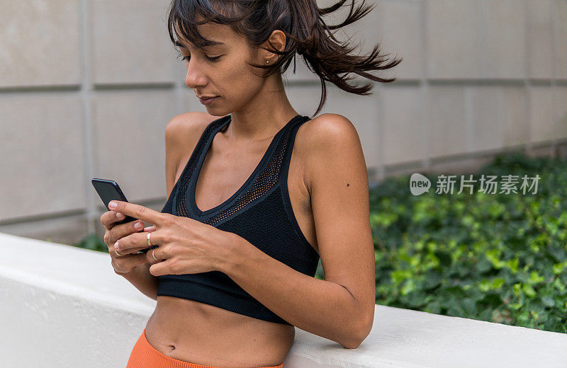 一名年轻女子在纽约健身后发短信