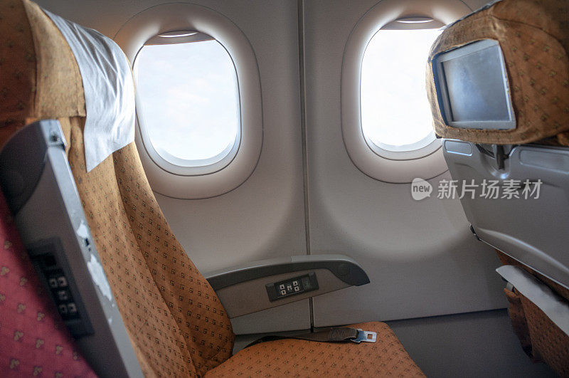 飞机上经济舱靠窗的座位